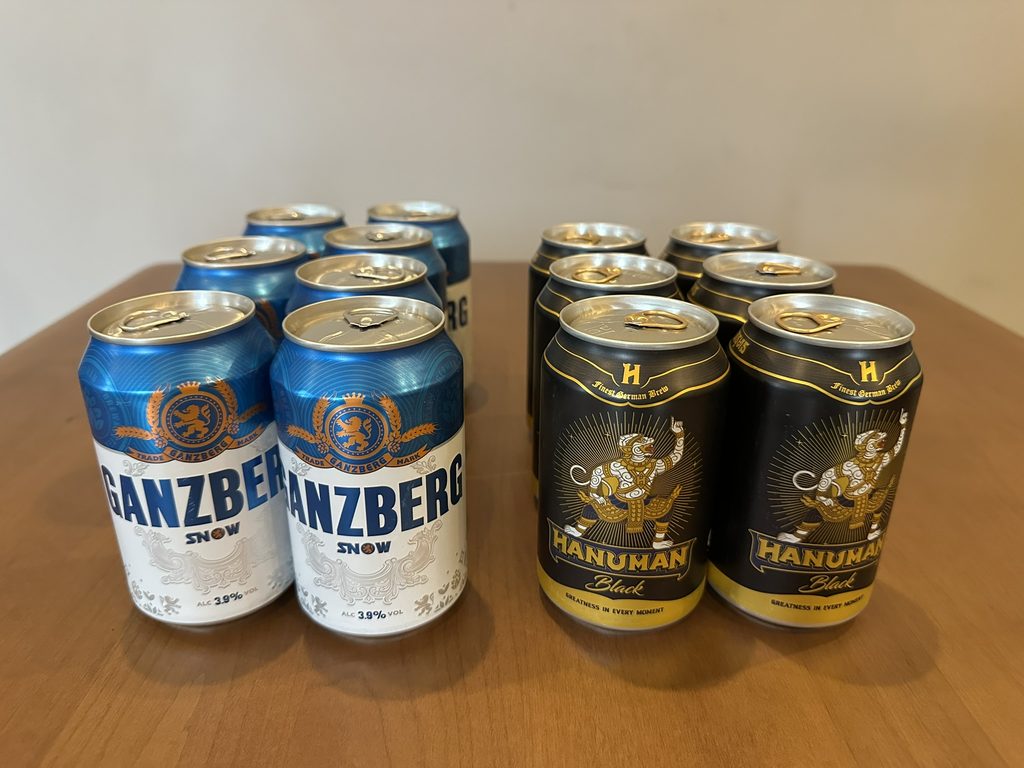 プノンペンのローカル商店で交換してもらった、Ganzberg SnowとHanuman Blackの缶ビール